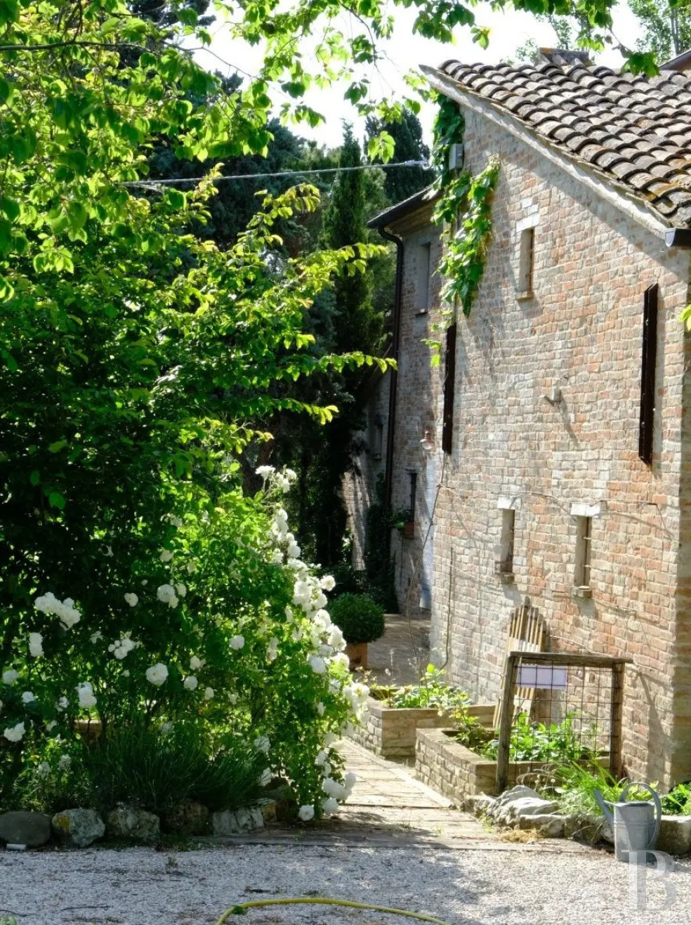 En Italie centrale, dans la région des Marches et à proximité d’Urbino, une ancienne ferme du 15e siècle dominant la campagne - photo  n°5
